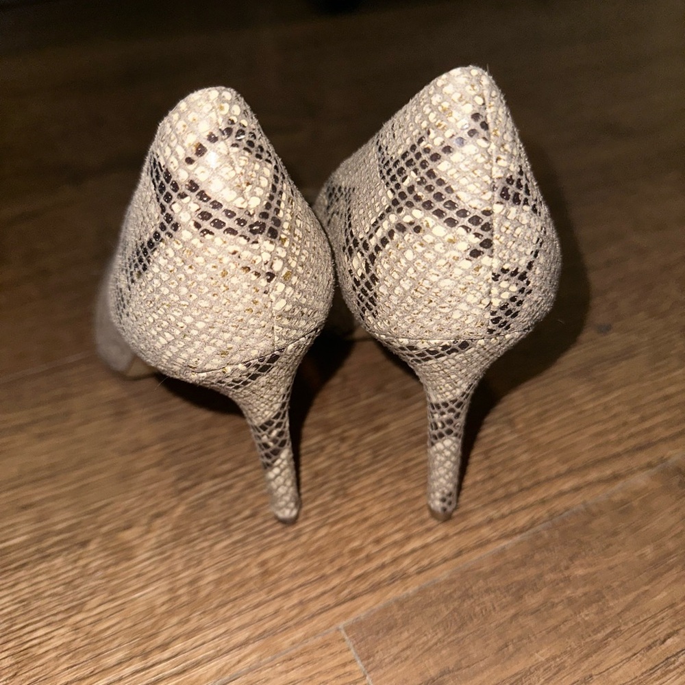 Jessica Simpson Cream and Black Heels with Exotic Texture - Picture 4 of 5